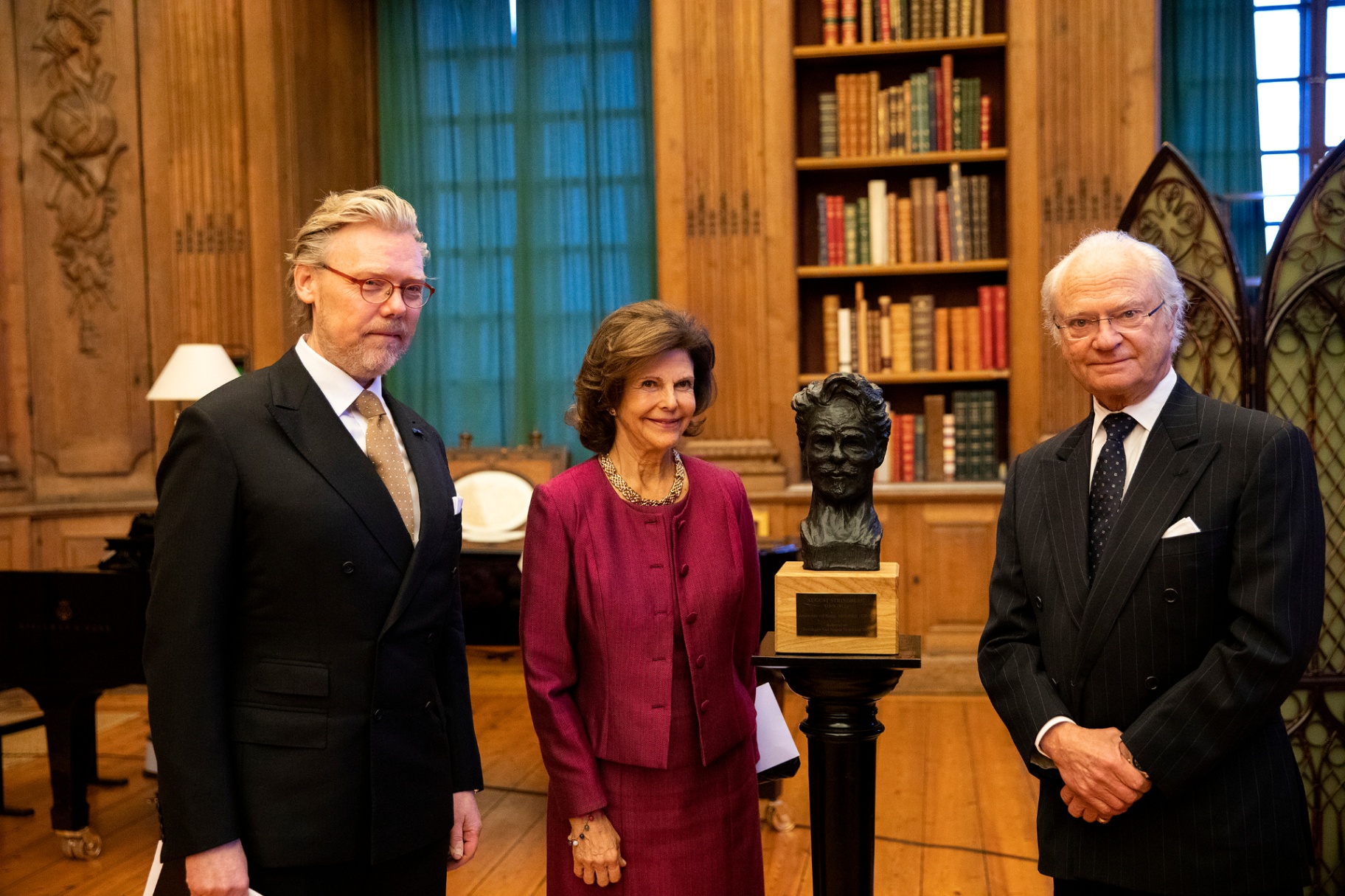 Presenting the Strindberg sculpture to Their Majesties at the Royal Palace